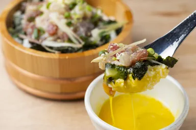 卵と絡めて食べる海鮮丼