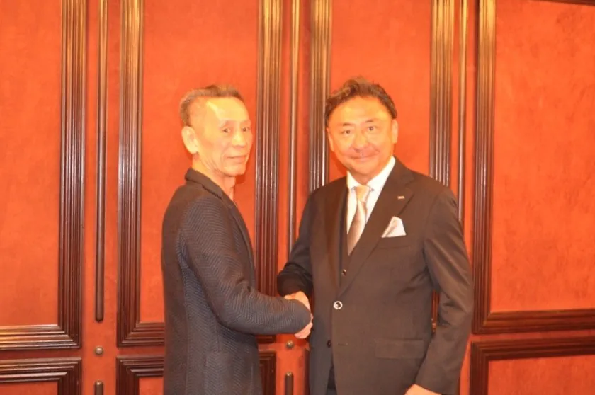 【画像2】握手を交わす大石代表(写真右)と石政代表(写真左)