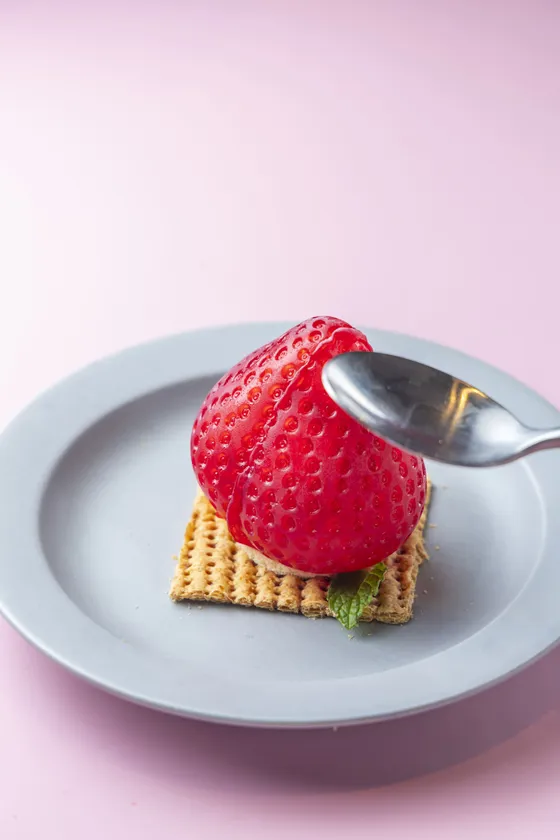 いちごあめを割ると・・