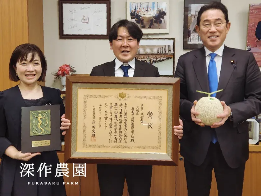 メロンを手にした岸田元首相より激励のお言葉をいただきました