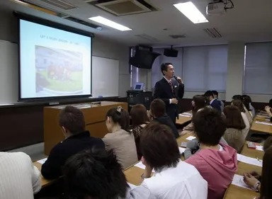 大学でのオリエンテーション風景