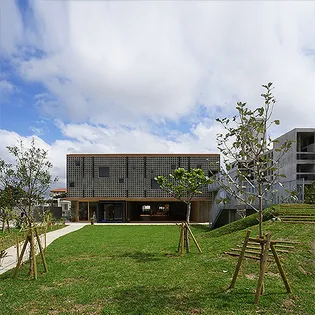 園庭より園舎を望む