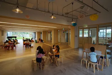 アトリエからスタジオ、園庭を望む