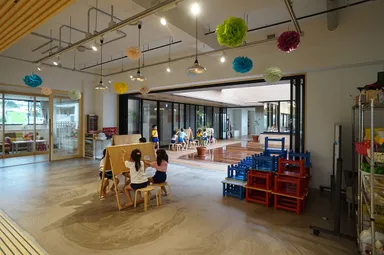 アトリエから中庭を望む