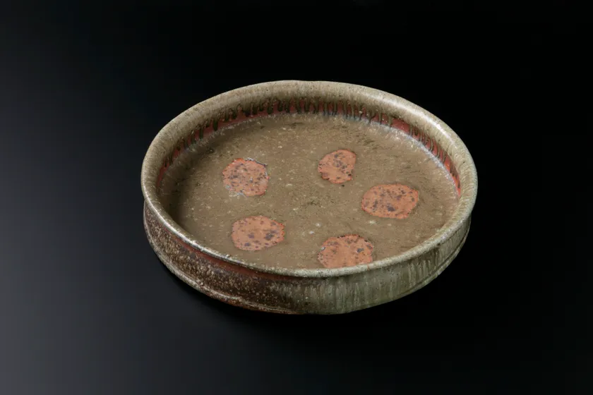 神山 清子「信楽自然釉銅鑼鉢」 昭和55/1980 滋賀県立陶芸の森陶芸館(撮影:杉本 賢正)