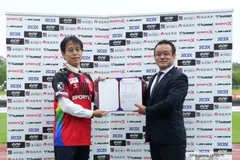 認証授与式 2026年6月7日 於：とうほう・みんなのスタジアム　左から、福島ユナイテッドFC 代表取締役会長　寺部 達朗様、BSIジャパン 営業・マーケティング本部本部長　楠本 寛斎