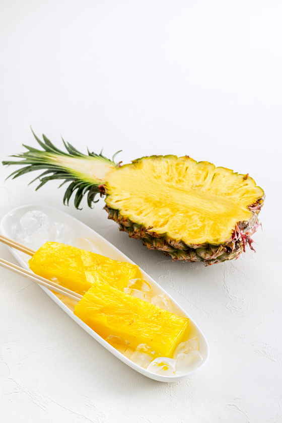 太宰府参道で味わう、ひんやり贅沢な夏スイーツが登場！
石垣島産高級パインを使用した「プレミアム葛アイスバー」発売