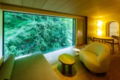パノラマの景色を望む本館客室