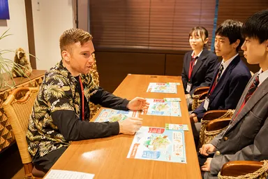 (アトラクションゾーン：トラベルゾーン)
