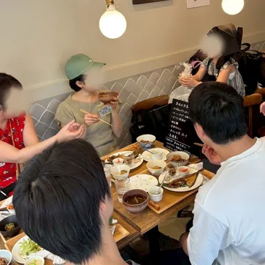 自分の作ったおにぎりを母親に見せる子どもの様子