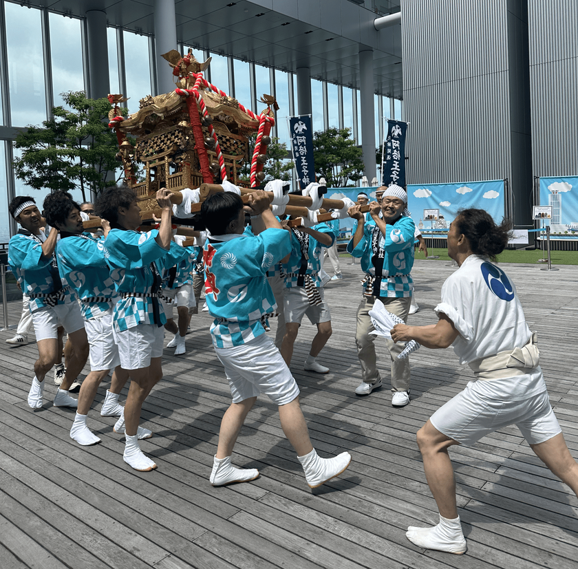 ～あべのハルカスから大阪・関西を
厄祓い＆運気上昇祈願～
「阿倍野神輿（あべのみこし）」と「阪南獅子舞」が
あべのハルカスの展望台「ハルカス300」を巡幸