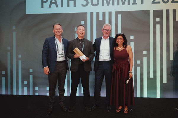 左からStibo Systems, Chief Revenue Officer, Richard Bradbury、NSW株式会社 露木 雄一郎、Stibo Systems, Chief Executive Officer, Adrian Carr、Stibo Systems, Senior Vice President, Global Alliances, Gauri Chawla