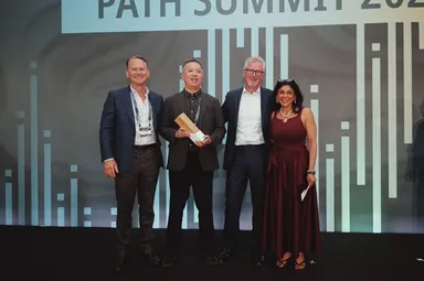 左からStibo Systems, Chief Revenue Officer, Richard Bradbury、NSW株式会社 露木 雄一郎、Stibo Systems, Chief Executive Officer, Adrian Carr、Stibo Systems, Senior Vice President, Global Alliances, Gauri Chawla