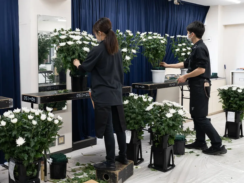 葬儀に飾る供花を作成
