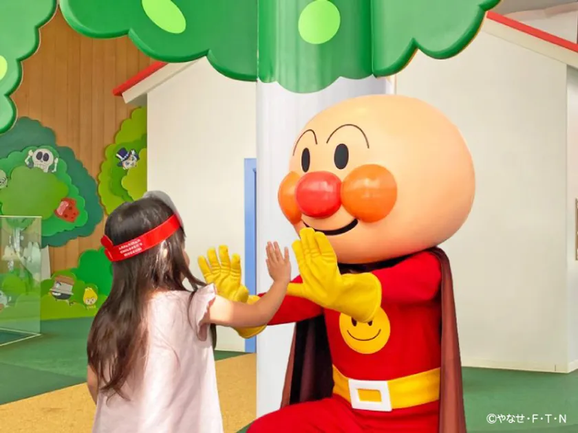 アンパンマンたちとタッチやハグでごあいさつできる「キャラクターグリーティング」