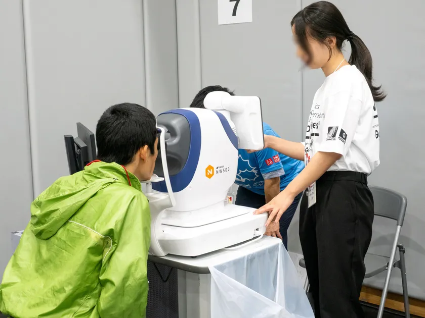 無散瞳眼底カメラ NW500を用いた眼健診の様子