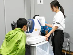 無散瞳眼底カメラ NW500を用いた眼健診の様子