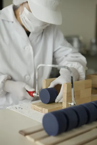 藍染め石けん製造風景