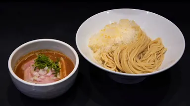 柚子出汁かき氷を乗せた特製つけ麺