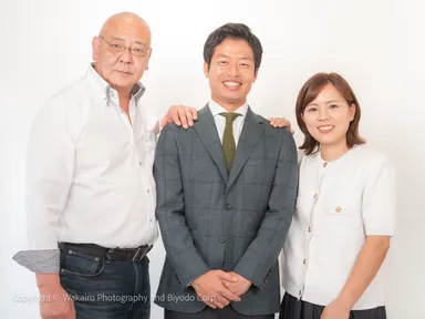 左より、若色 亨昌(若色写真事務所)、中野 壮一郎(美容堂)、Miwa(美容堂)