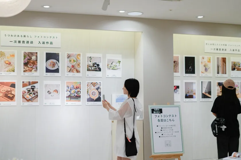 会場では多くのお客様が作品に見入る姿も