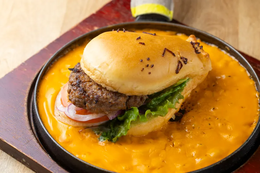 鉄板チーズグリルかばさんバーガー 1,300円(税込)