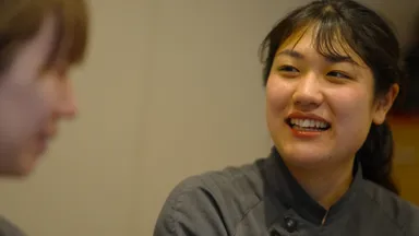 バリアフリービーチにかける思いを楽しそうに話すスタッフ
