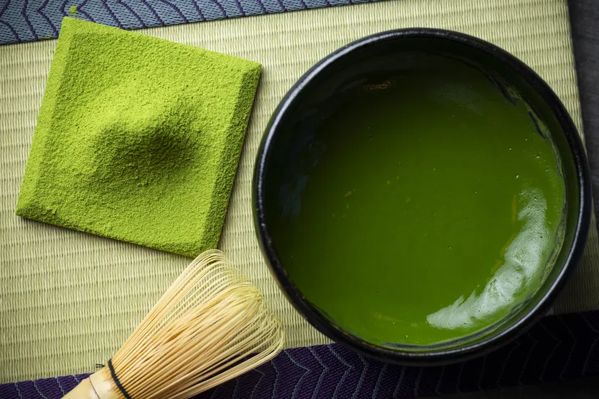 美しい緑色が特徴。店内で丁寧に練り上げた「お濃茶」を使用しております。