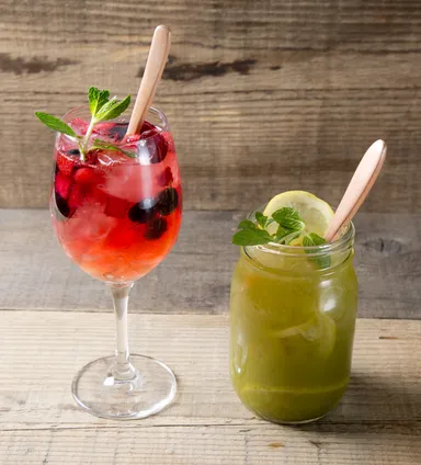 期間限定ドリンク　(L)スプリングティー　(R)グリーンティーレモネード