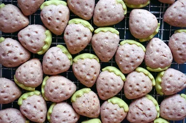 いちごをたっぷりと練り込んだいちごクッキー