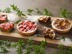 おかしやシュクエピで販売予定の焼き菓子とタルト(写真はイメージ)