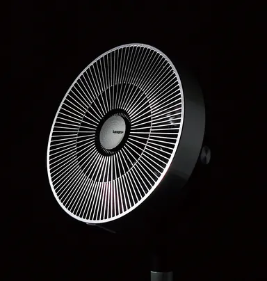 高級車のフロントグリルを思わせる、アルミ調前ガード