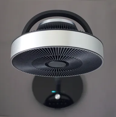 へアラインの入ったアルミ仕上げや光沢のあるベースなど、こだわったディティール