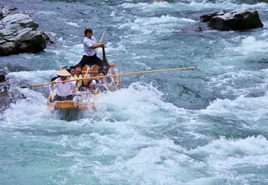 急流をくだる長瀞ラインくだり