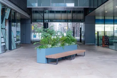 Palanta flat(フラット)　奥行きが広く、ゆったり座れる開放的なベンチ  植栽は高タイプ・中タイプ・低タイプよりセレクト可能。また、プランターカラー(3色)、家具カラー(2色)、植栽ボリューム(3タイプ)を自由に組み合わせる「3ステップ」で、空間に最適なPalantaを完成させることができます。
