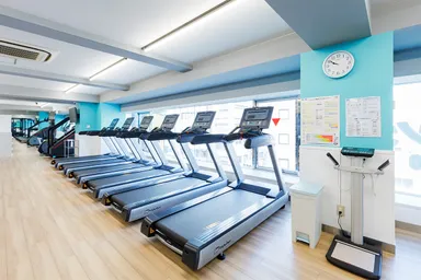 トレッドミルエリア最新のトレッドミルを完備。24時間いつでも自分のペースで有酸素運動を楽しめます。　※店内イメージ