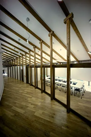 天井高の開放的なロビー