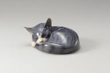 《眠り猫置物》ロイヤル コペンハーゲン　原型：エリック・ニールセン　ペインター：IVX　1958年　塩川コレクション