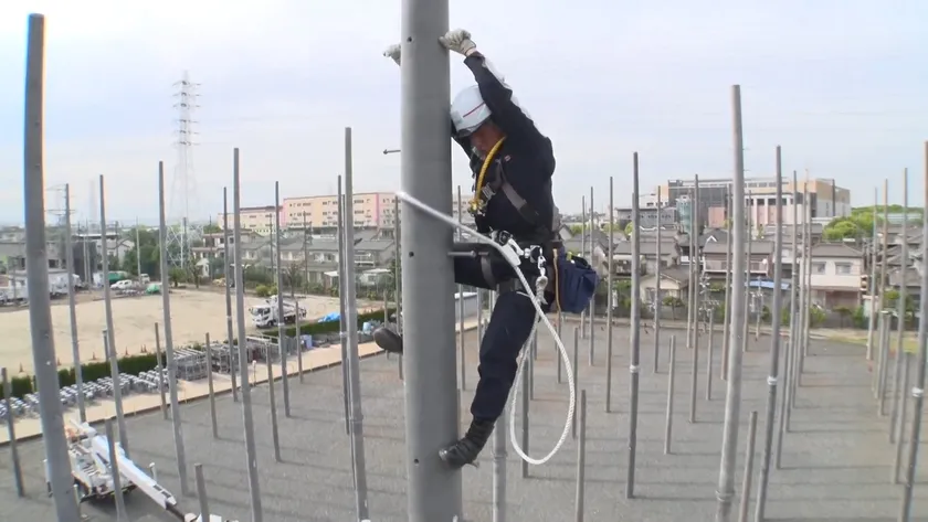 住宅街に電柱だらけの謎とは?