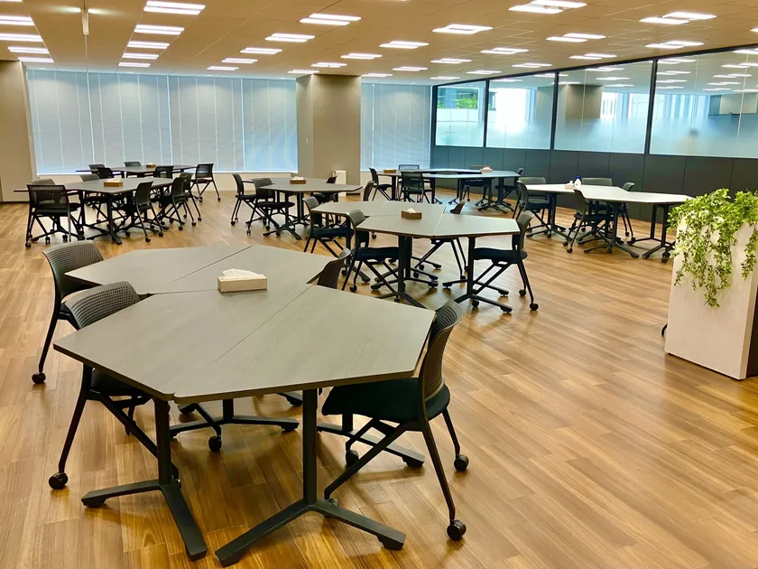 広々とした休憩スペースのリフレッシュエリア