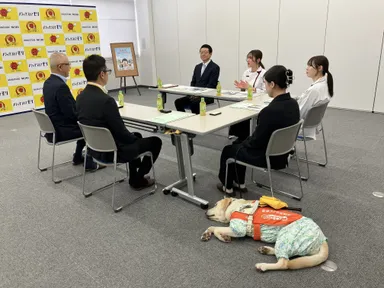 盲導犬の現状を学ぶ様子