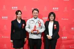 『ANDPAD AWARD 2026』授賞式にて。専門工事×Mid-Enterpriseカテゴリで見事『大賞』を受賞し、トロフィーを掲げる代表の結城 伸太郎(中央)と、全社DXの基盤を支え続けた管理メンバー