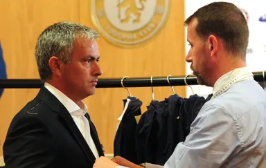 モウリーニョ監督を採寸するグラハム