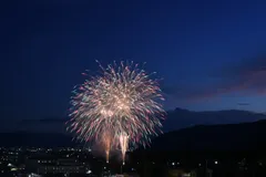 笛吹川県下納涼花火大会