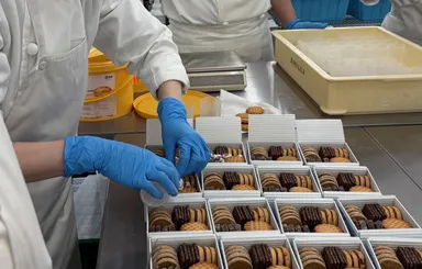 BURDIALA 焼き菓子缶を詰める様子2026