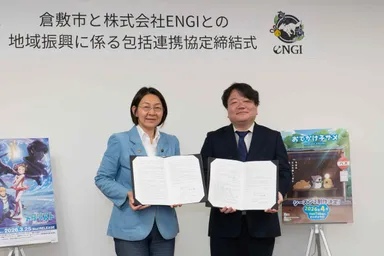 協定書を手に記念撮影に応じる伊東 香織市長(左)と株式会社ENGI 田村 淳一郎代表取締役社長(右)