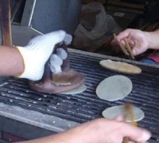 草加せんべい 実演