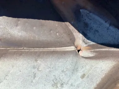 【画像2】銅板谷樋の穴開きのようす(2)