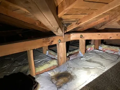 【画像3】銅板谷樋の穴開きにより屋根裏へ雨水浸入し、断熱材へ雨水が滞留しているようす(1)