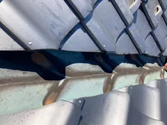 【画像1】銅板谷樋の穴開きのようす(1)